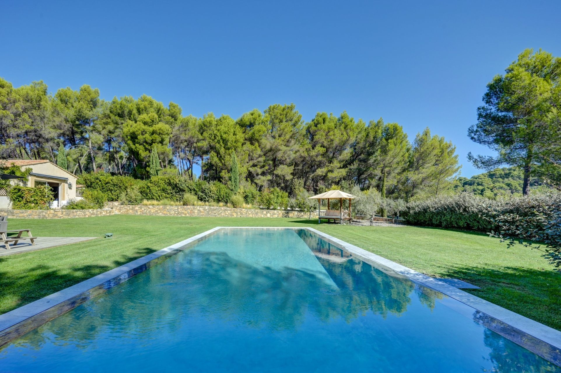 house 8 Rooms for seasonal rent on AIX EN PROVENCE (13100)