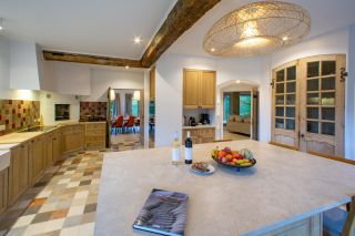 bastide 10 Pièces en location saisonnière sur ST MAXIMIN LA STE BAUME (83470)