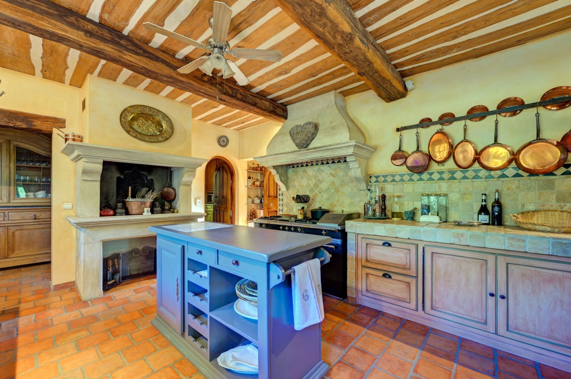 bastide 6 Pièces en location saisonnière sur GRANS (13450)