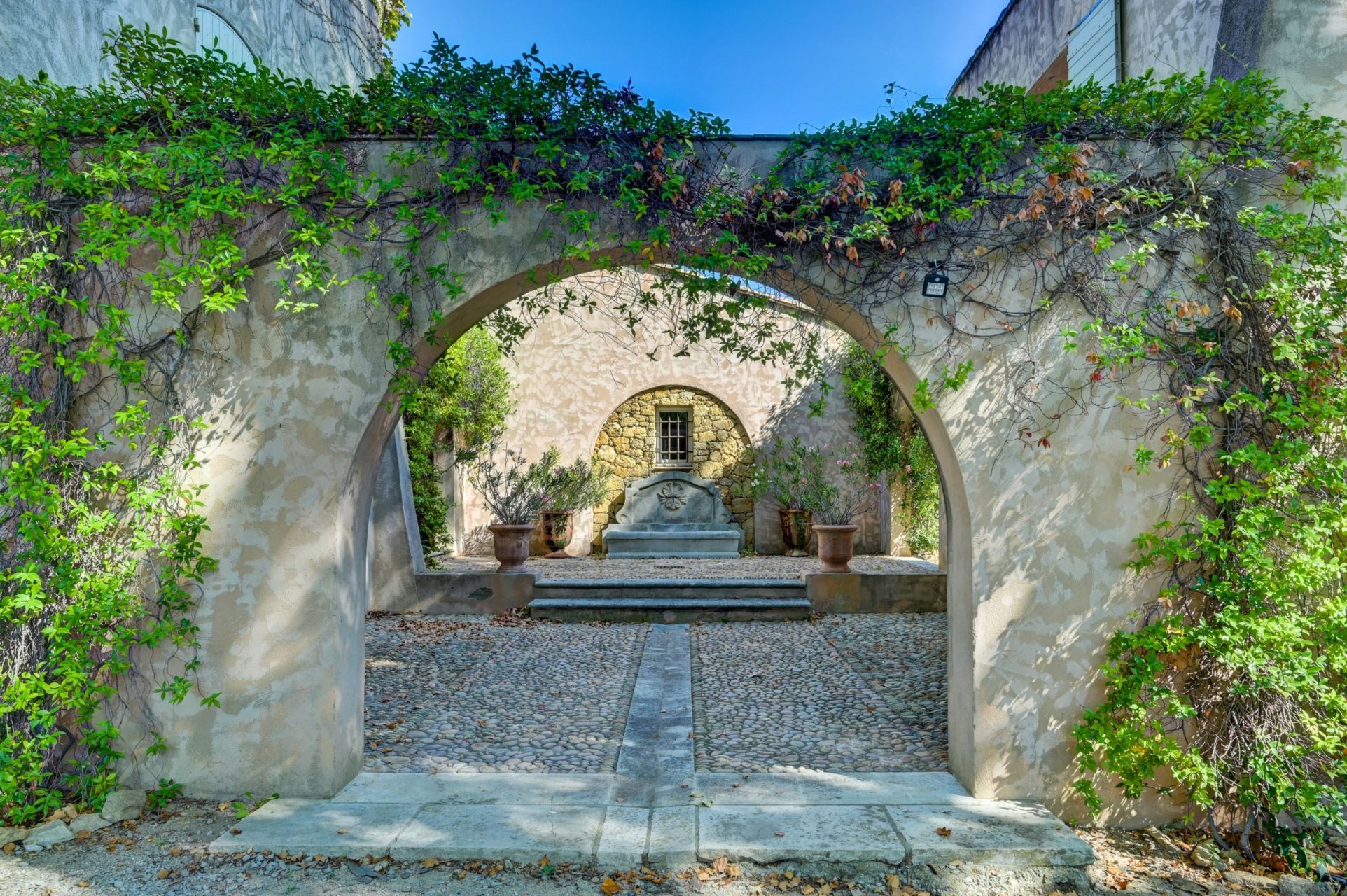 bastide 6 Pièces en location saisonnière sur GRANS (13450)