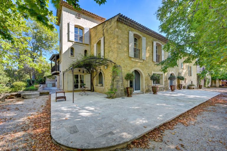 bastide 6 Pièces en location saisonnière sur GRANS (13450)