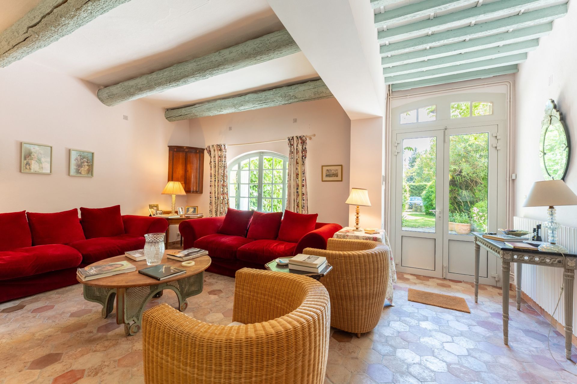 house 8 Rooms for sale on MAILLANE (13910)