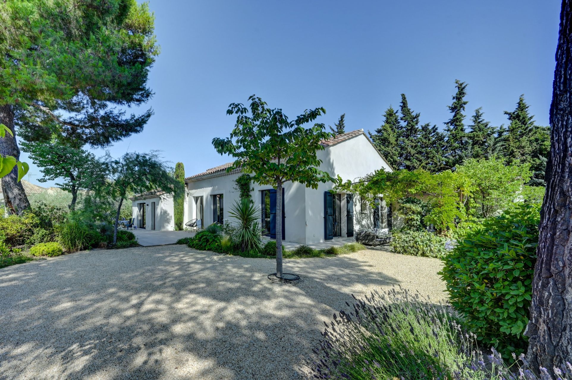 house 7 Rooms for sale on EYGALIERES (13810)