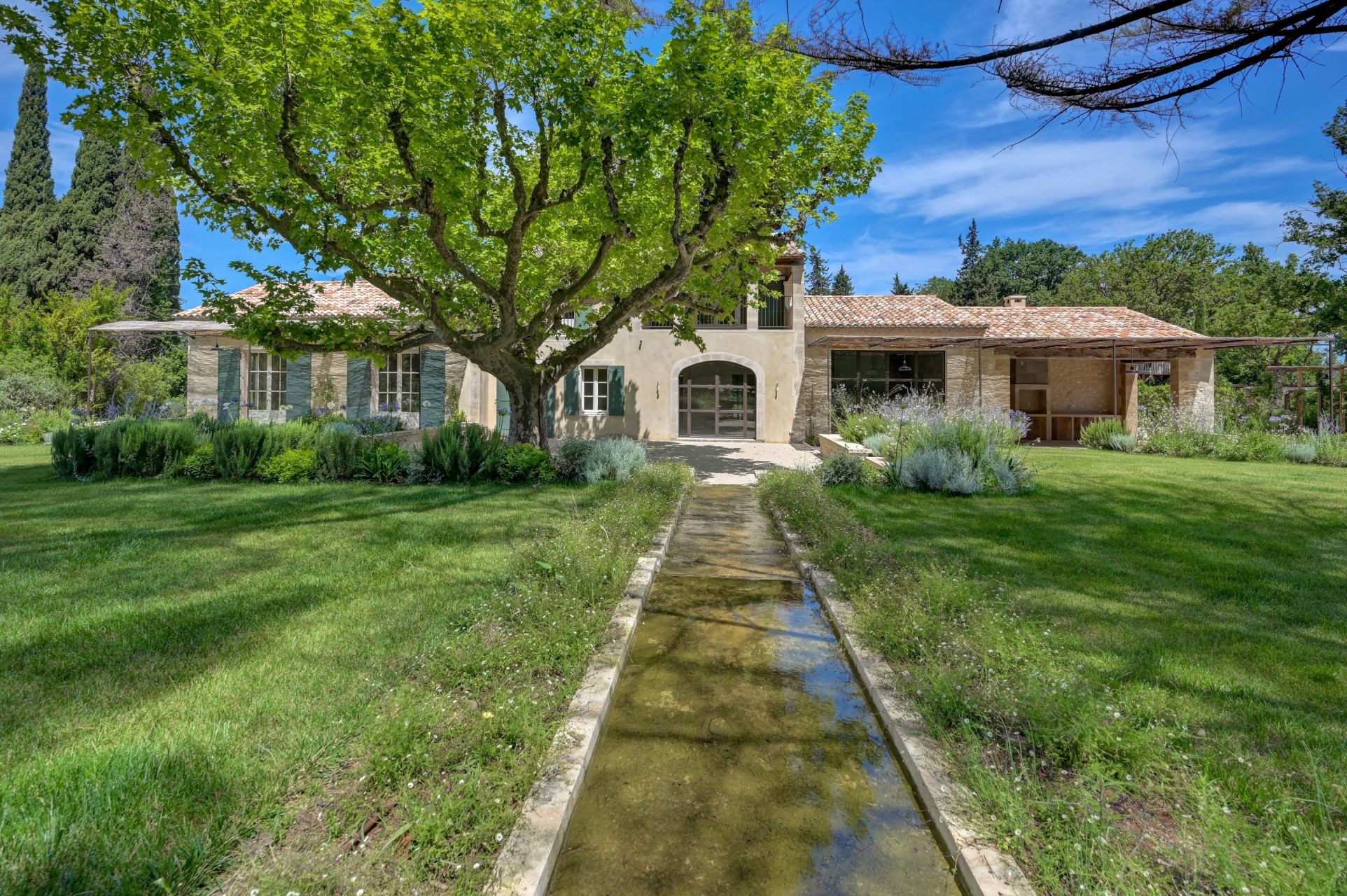 house 8 Rooms for sale on EYGALIERES (13810)