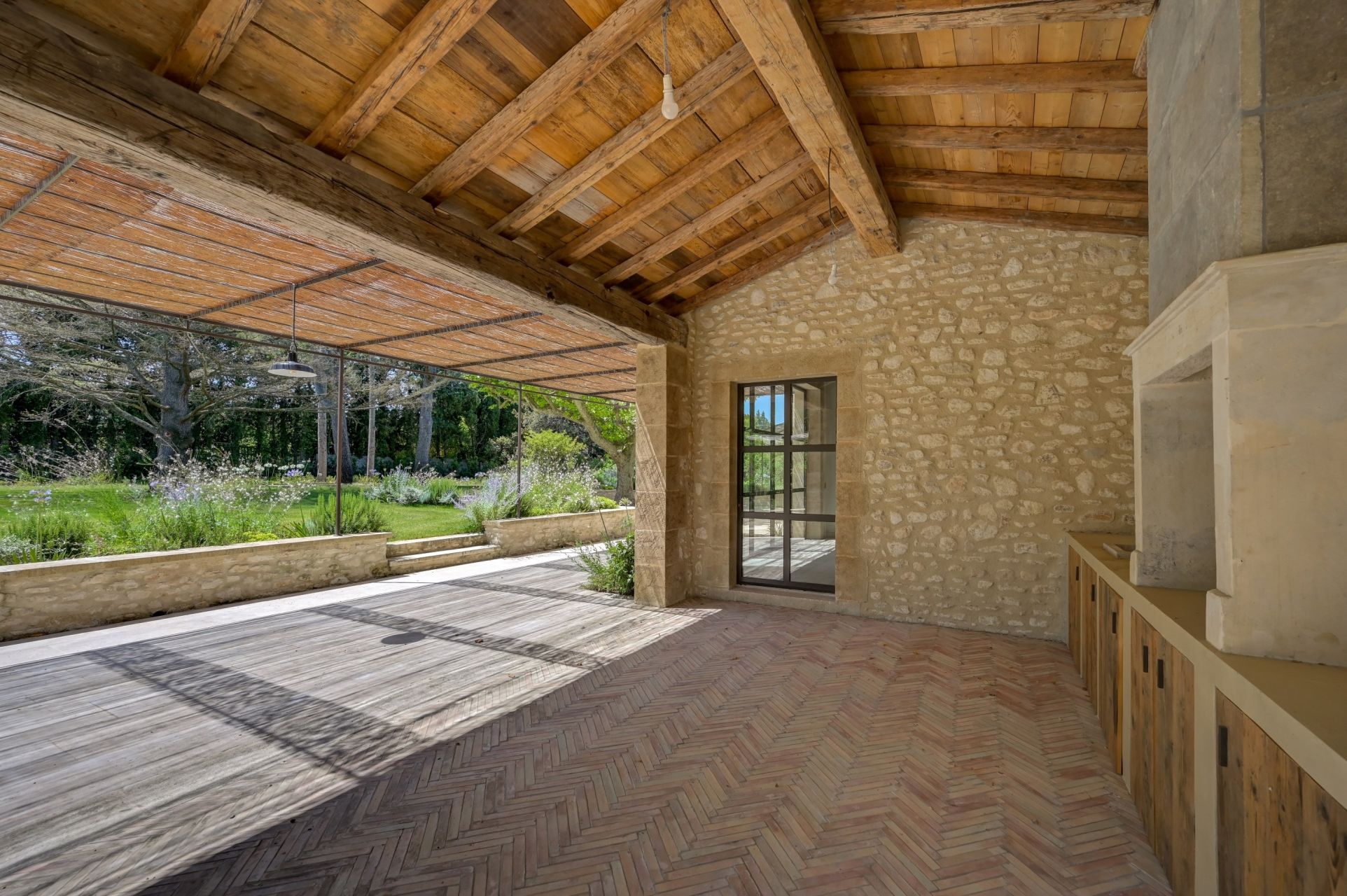 house 8 Rooms for sale on EYGALIERES (13810)