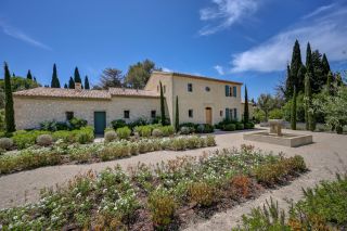 house 8 Rooms for sale on EYGALIERES (13810)