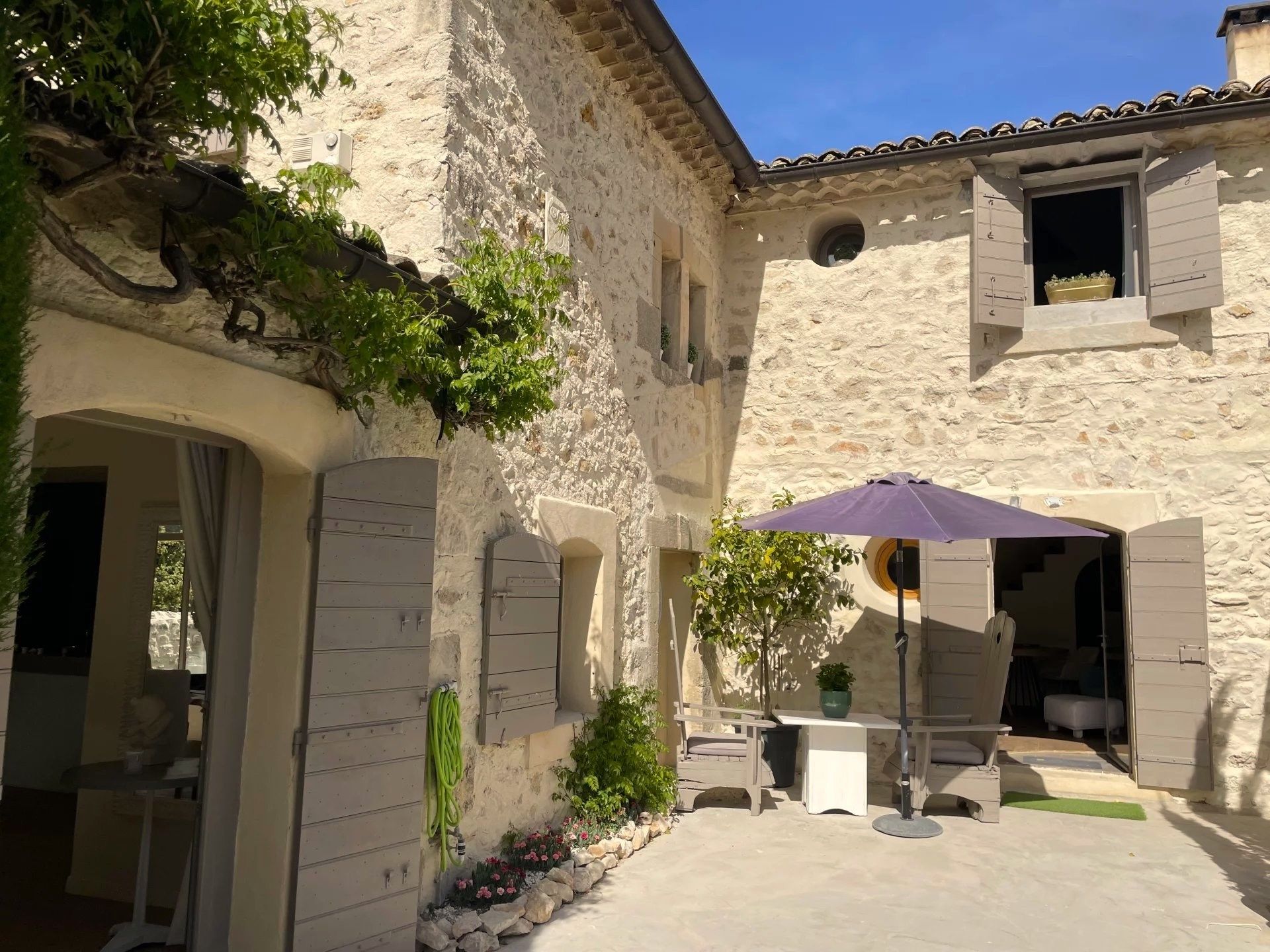 house 9 Rooms for sale on EYGALIERES (13810)