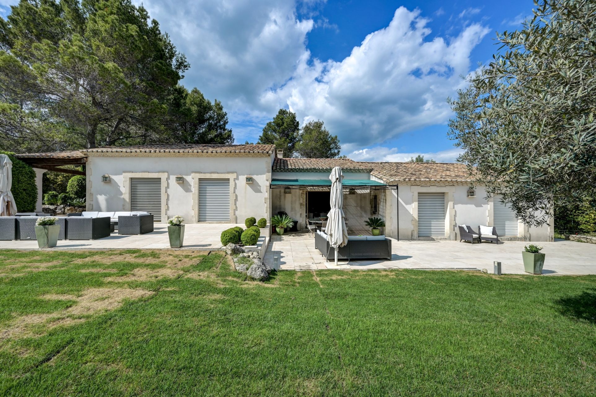 house 6 Rooms for sale on EYGALIERES (13810)