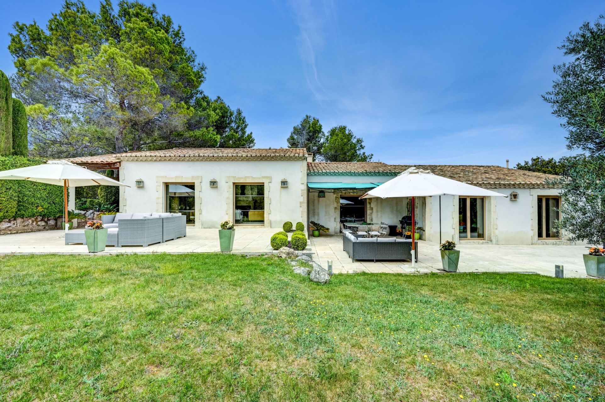 house 6 Rooms for sale on EYGALIERES (13810)