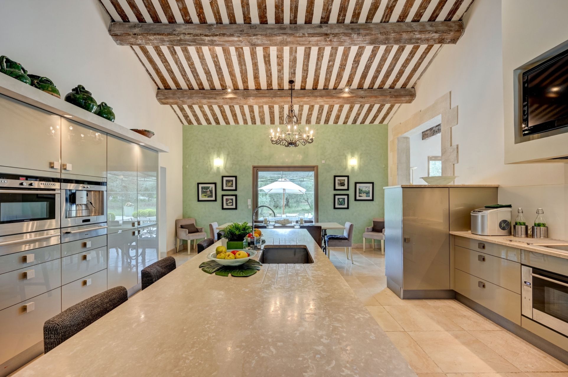 house 6 Rooms for sale on EYGALIERES (13810)