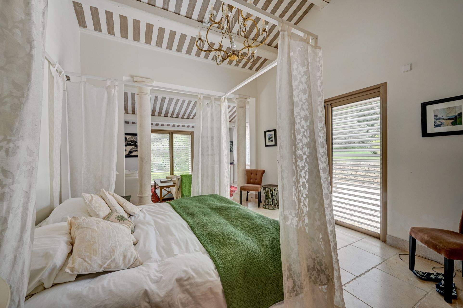 house 6 Rooms for sale on EYGALIERES (13810)