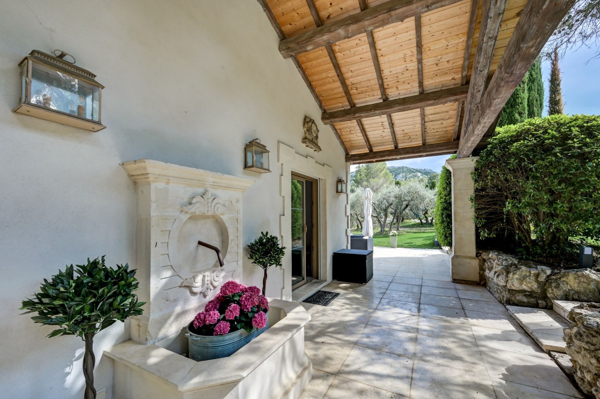 house 6 Rooms for sale on EYGALIERES (13810)