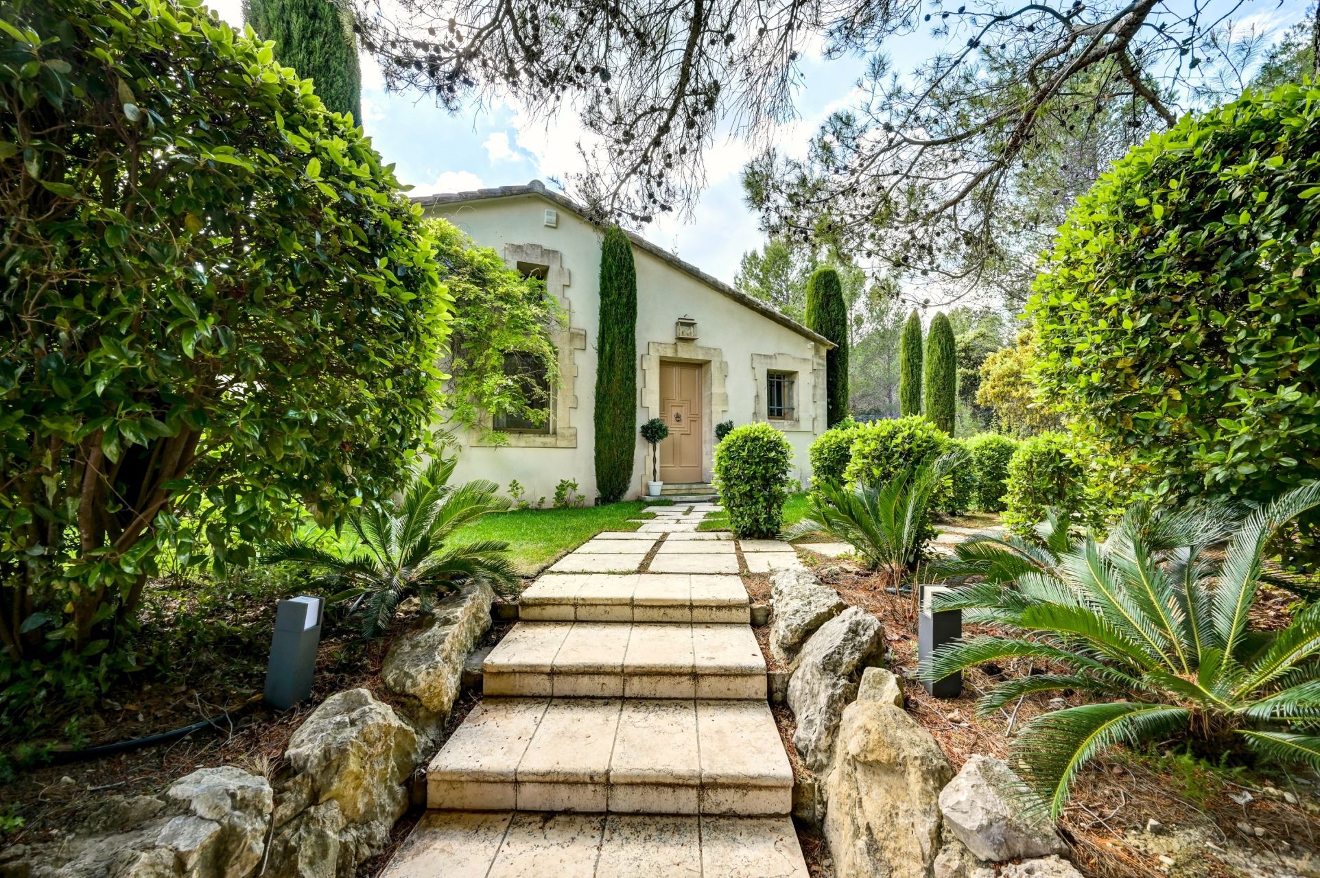 house 6 Rooms for sale on EYGALIERES (13810)