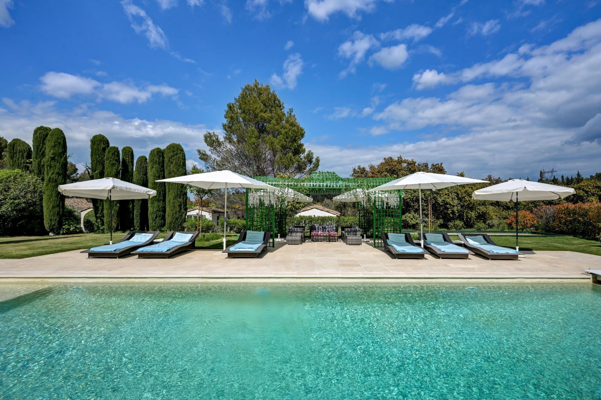 house 6 Rooms for sale on EYGALIERES (13810)