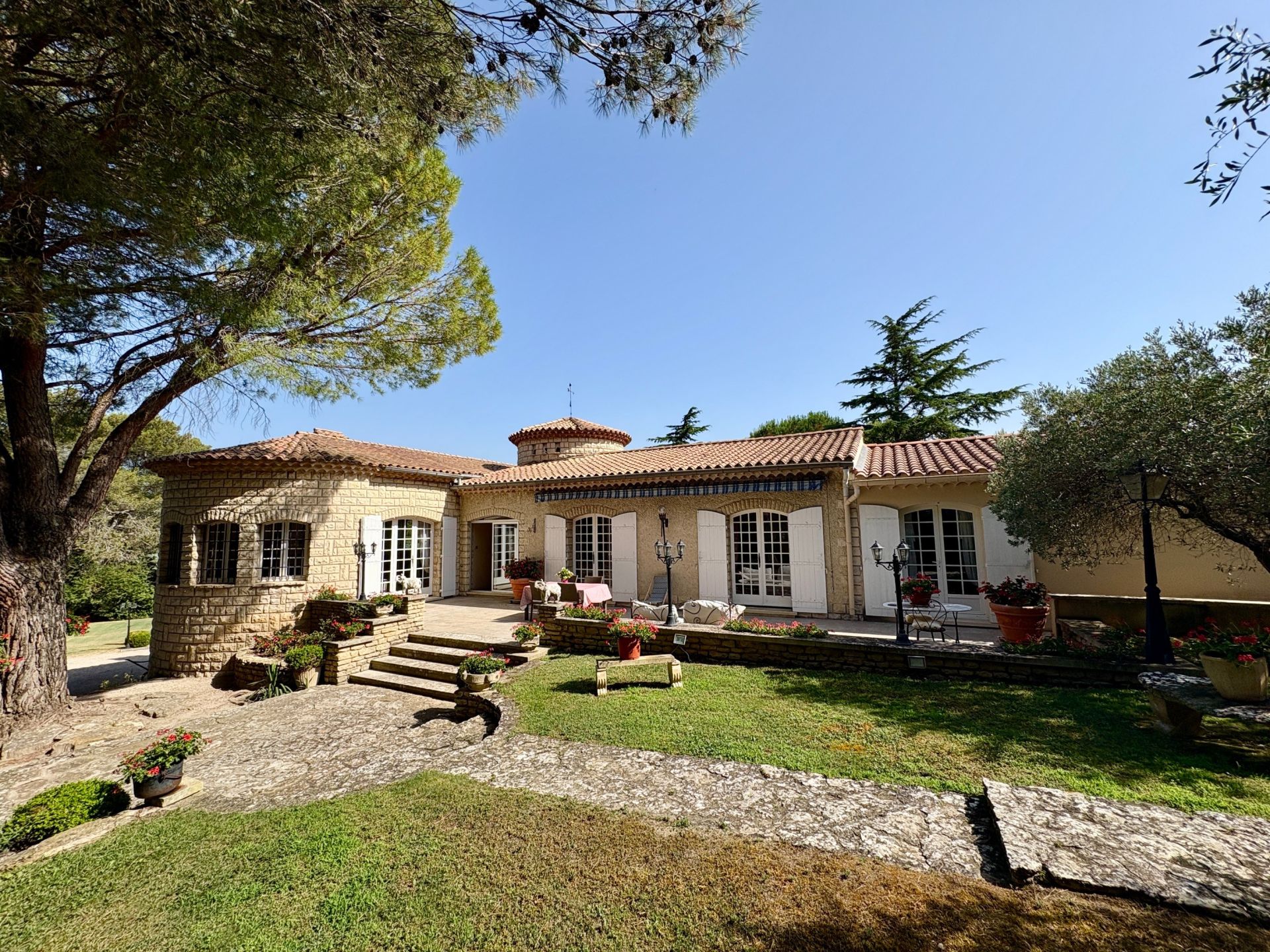 house 6 Rooms for sale on PLAN D ORGON (13750)