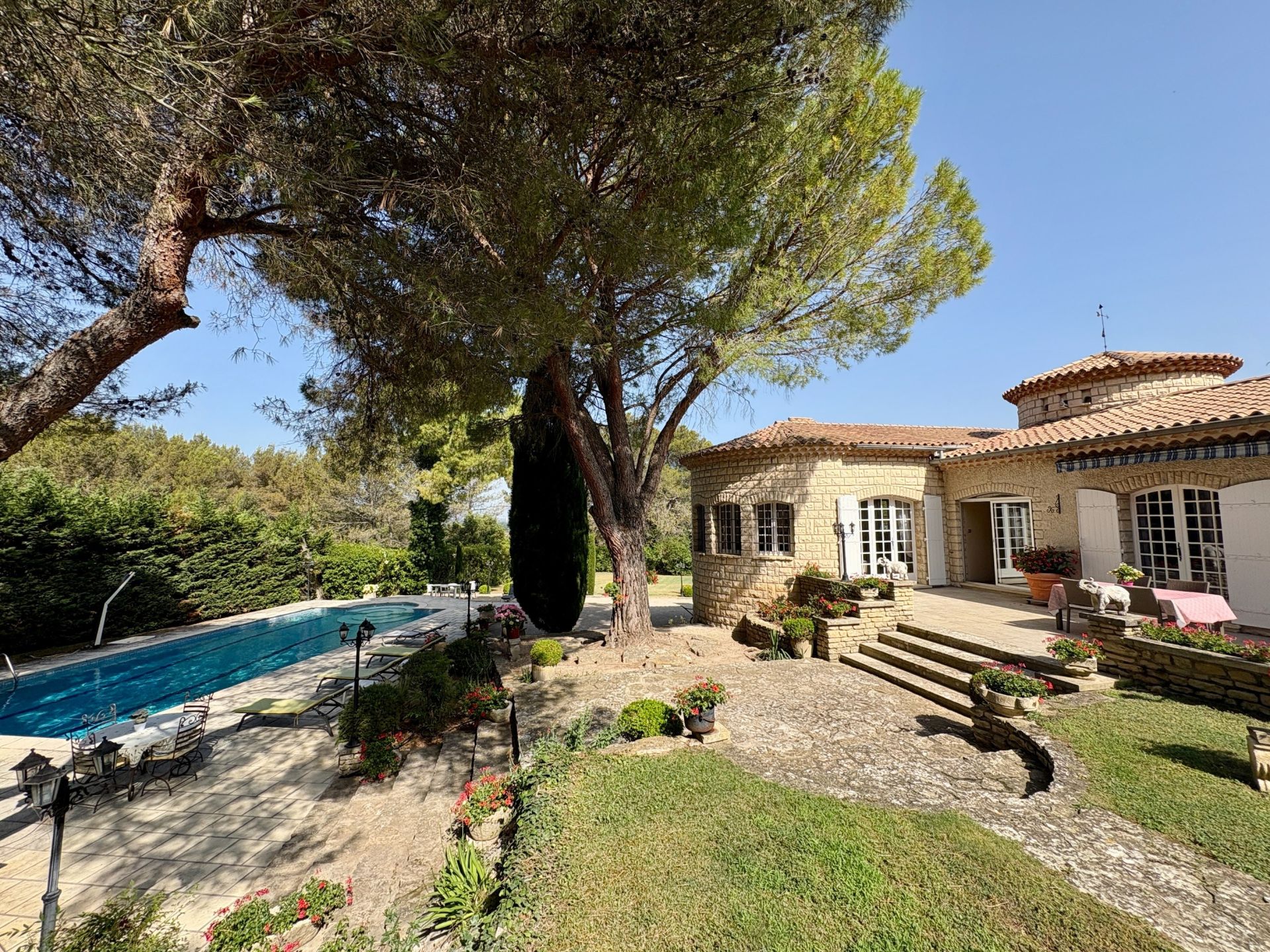 house 6 Rooms for sale on PLAN D ORGON (13750)