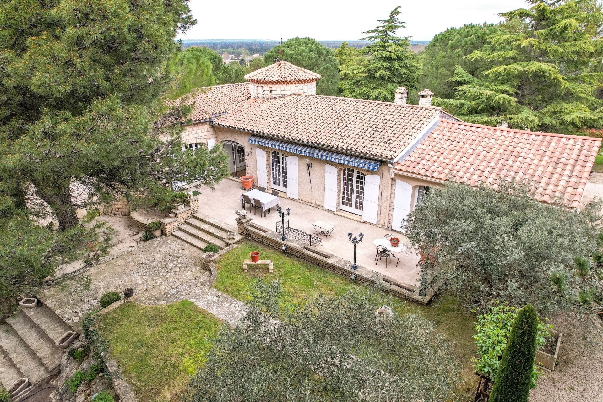 house 6 Rooms for sale on PLAN D ORGON (13750)