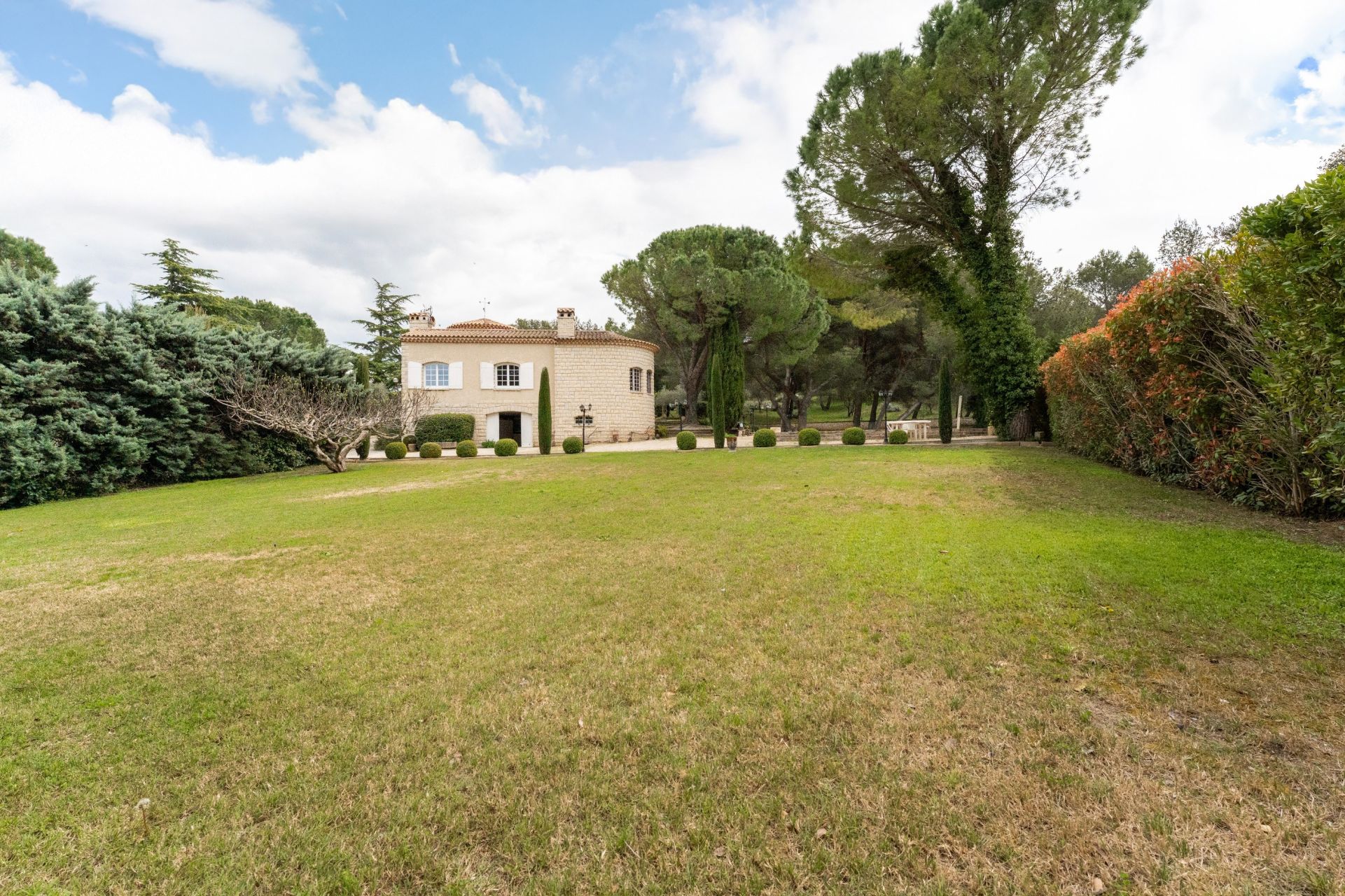house 6 Rooms for sale on PLAN D ORGON (13750)
