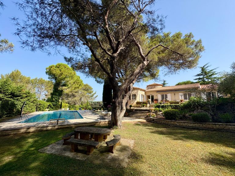house 6 Rooms for sale on PLAN D ORGON (13750)