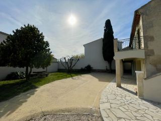 house 4 Rooms for sale on MAILLANE (13910)