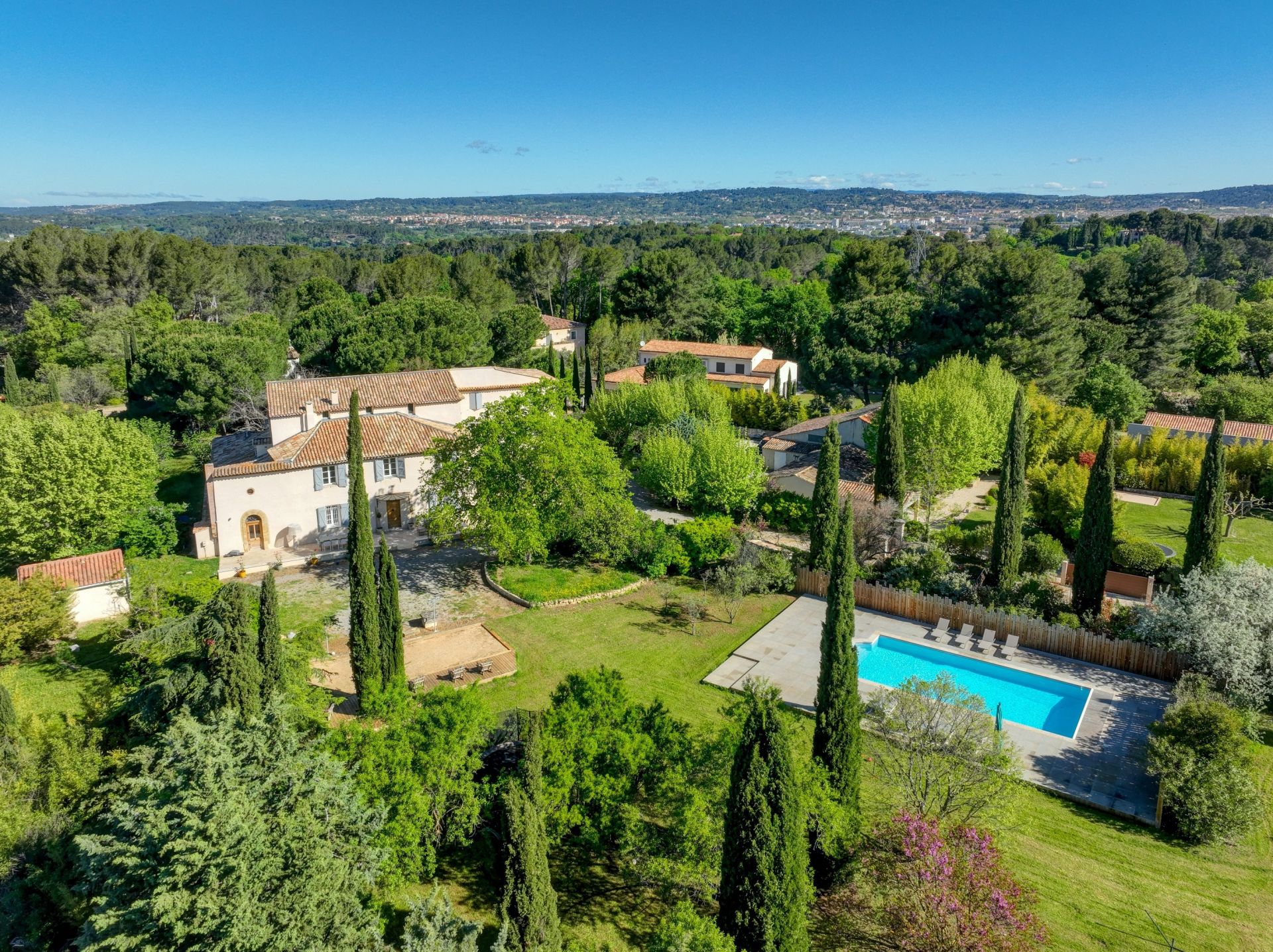 house 11 Rooms for sale on AIX EN PROVENCE (13100)