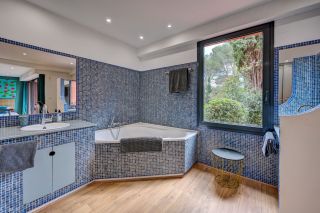 villa 20 Rooms for sale on AIX EN PROVENCE (13100)