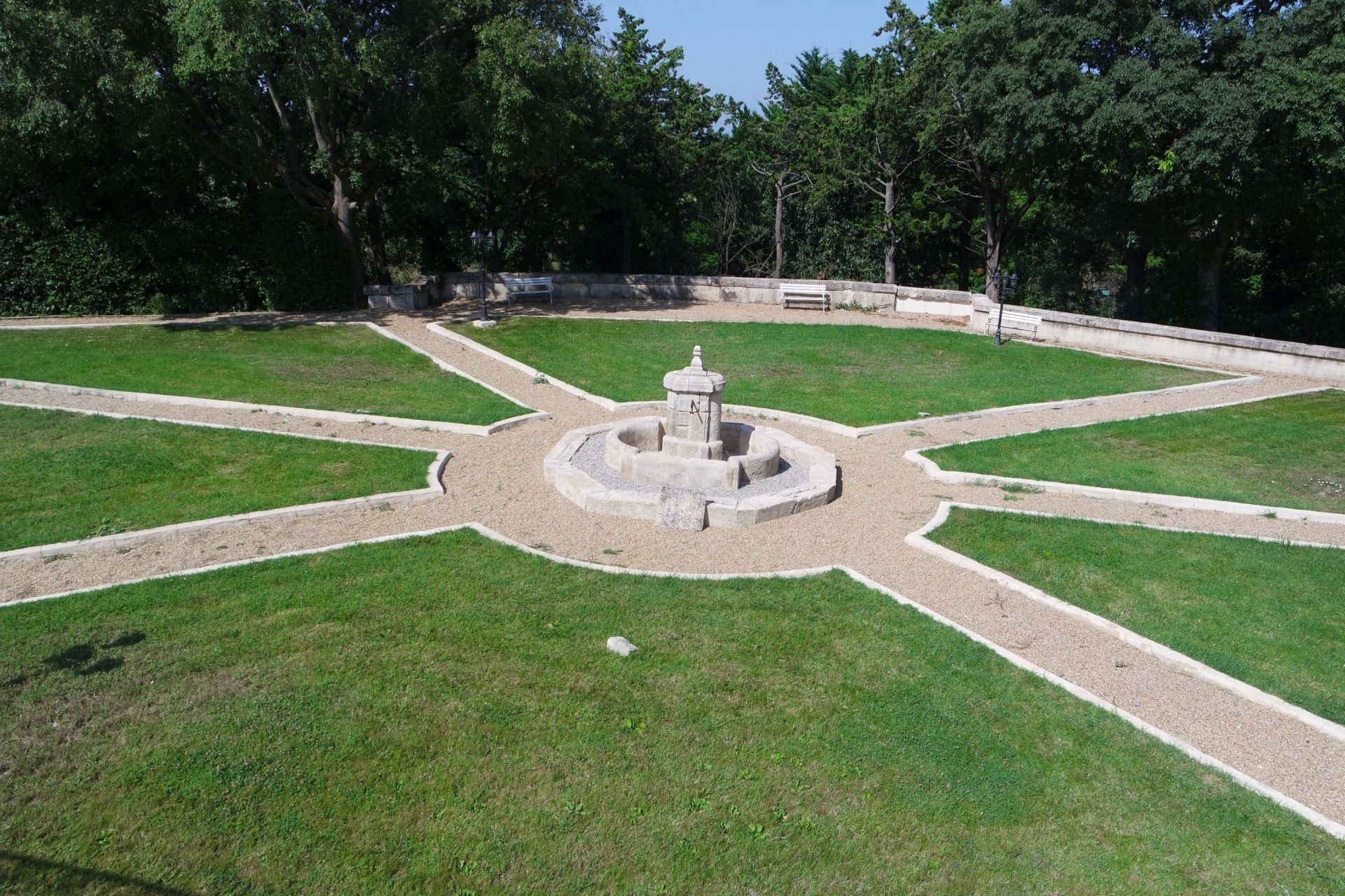 castle 30 Rooms for sale on FONTVIEILLE (13990)