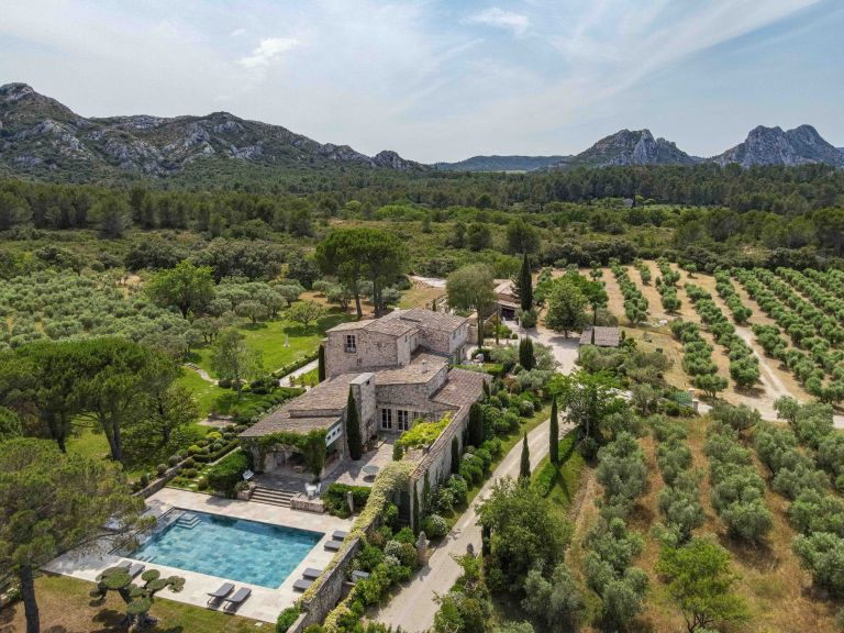 house 12 Rooms for sale on EYGALIERES (13810)