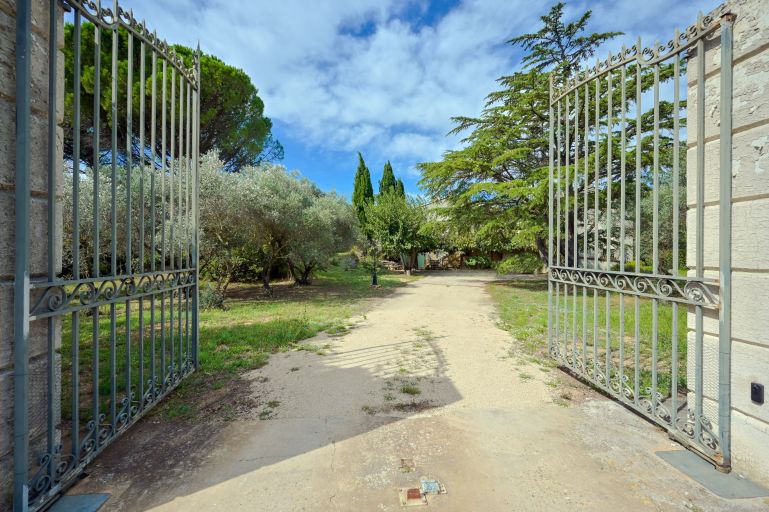 maison 12 Pièces en vente sur ST MARTIN DE CRAU (13310)