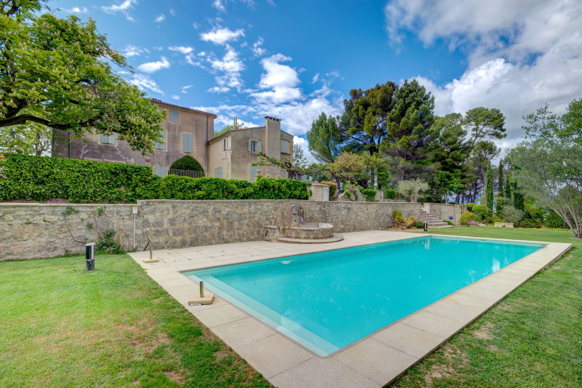 house 12 Rooms for sale on AIX EN PROVENCE (13100)