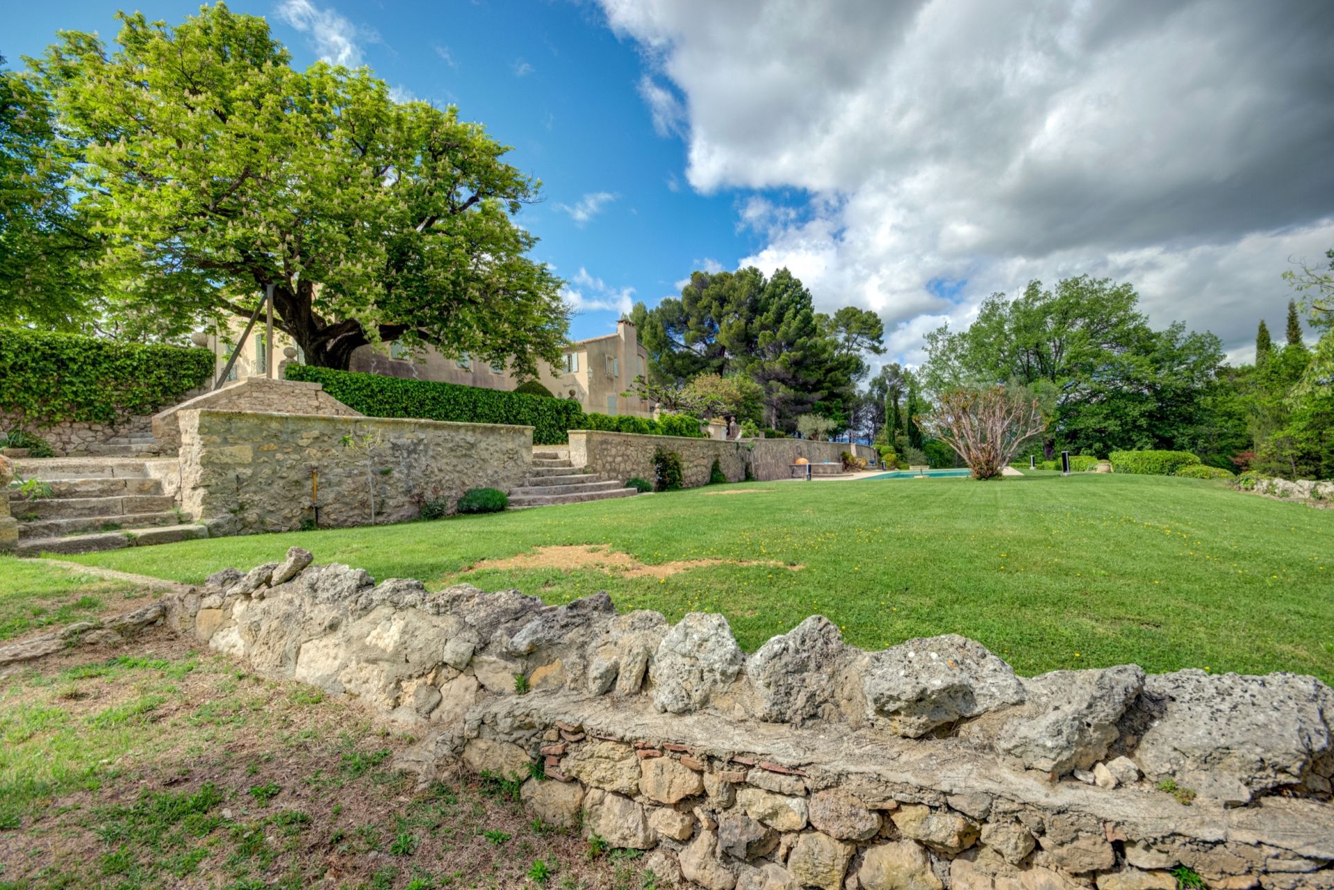 house 12 Rooms for sale on AIX EN PROVENCE (13100)