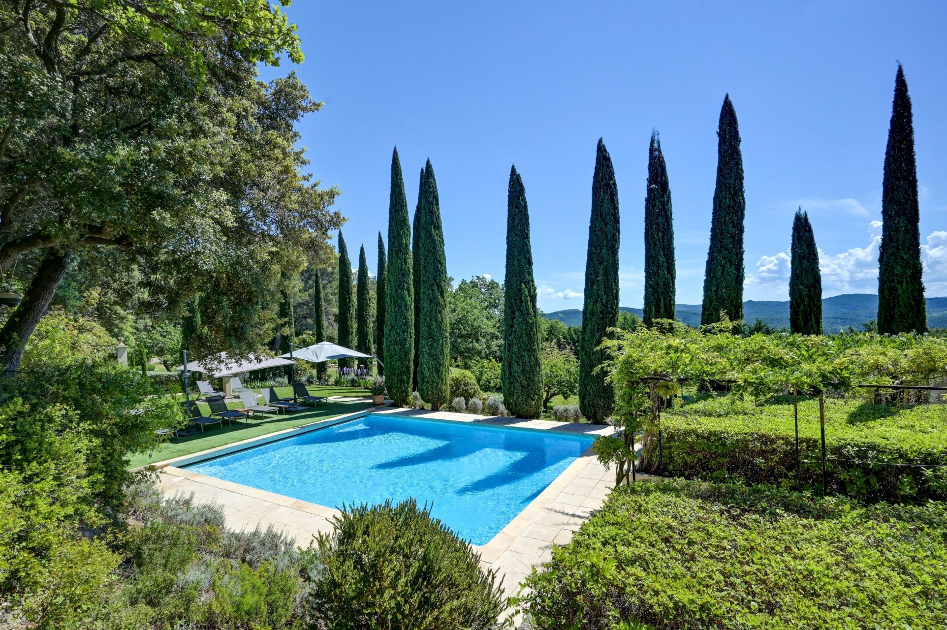 house 10 Rooms for sale on AIX EN PROVENCE (13100)