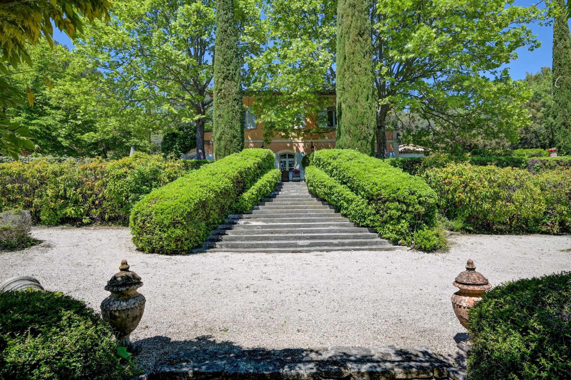 house 10 Rooms for sale on AIX EN PROVENCE (13100)