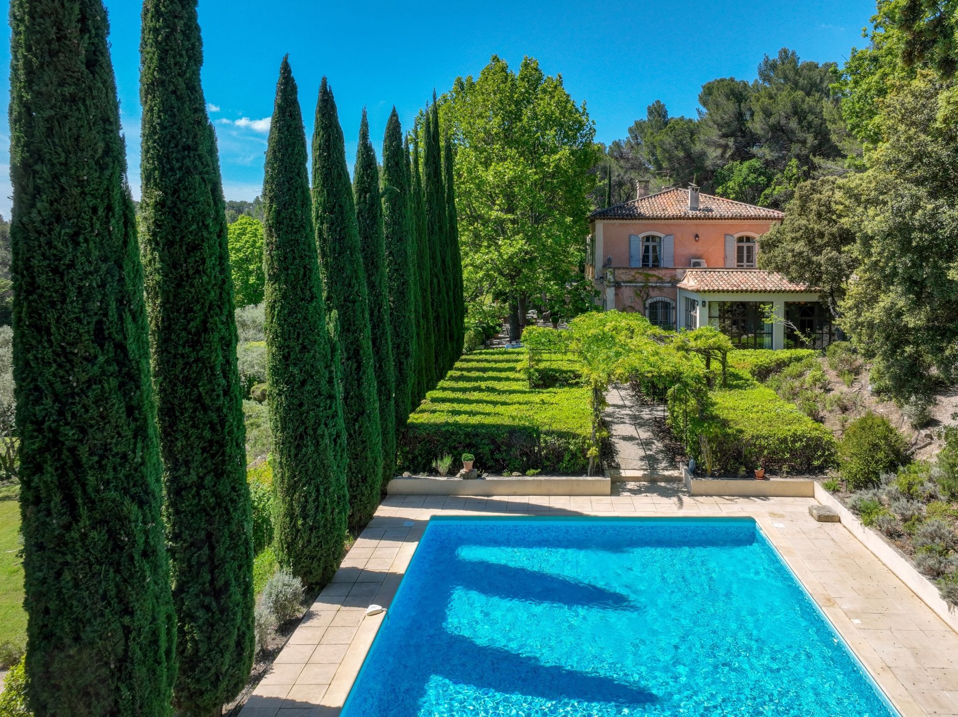 house 10 Rooms for sale on AIX EN PROVENCE (13100)