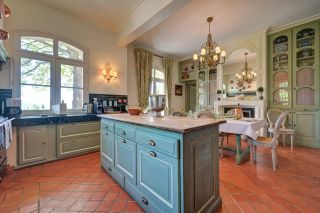 house 10 Rooms for sale on AIX EN PROVENCE (13100)