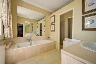 house 10 Rooms for sale on AIX EN PROVENCE (13100)