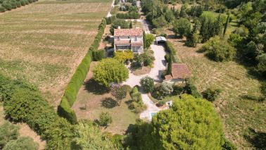 maison traditionnelle 8 Pièces en vente sur FONTVIEILLE (13990)