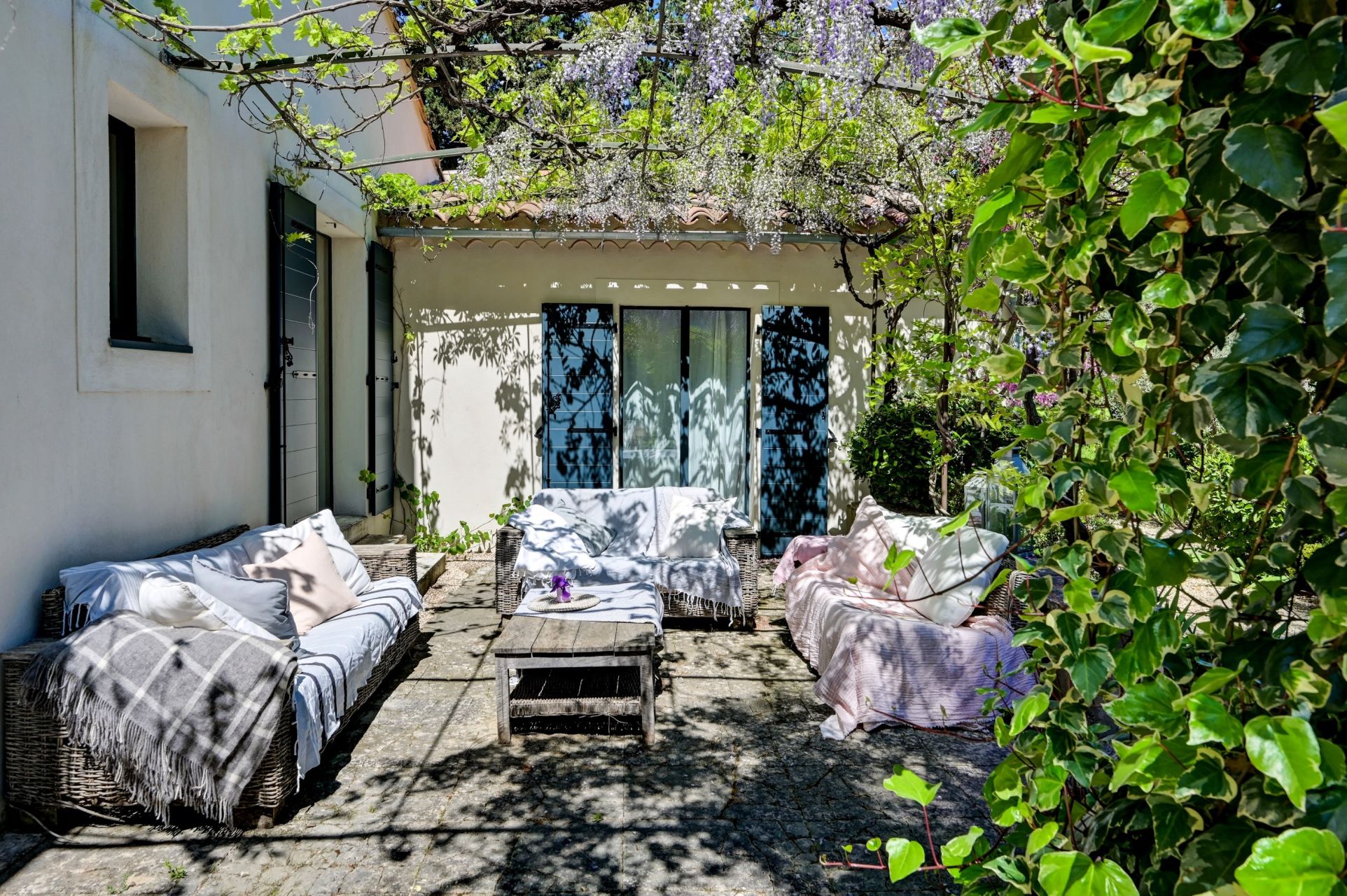 house 7 Rooms for sale on EYGALIERES (13810)