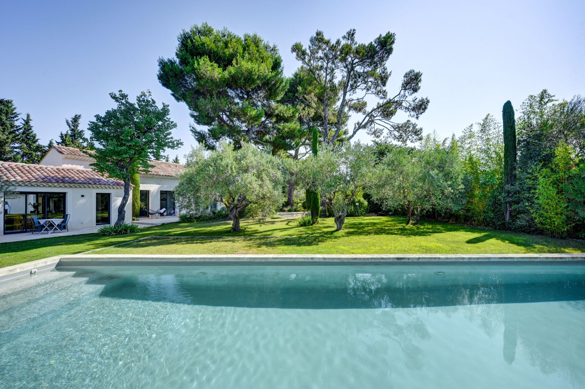 house 7 Rooms for sale on EYGALIERES (13810)