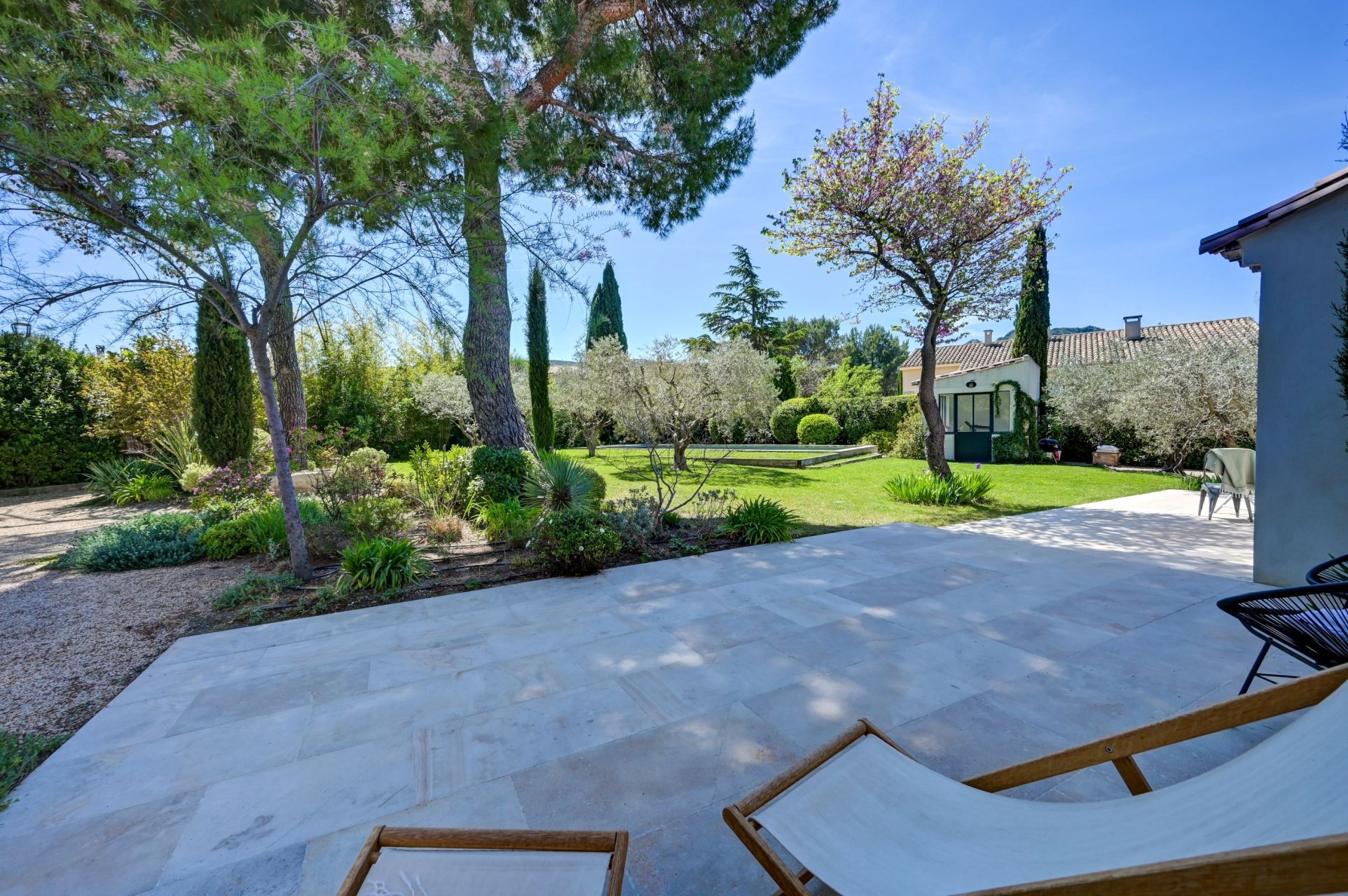 house 7 Rooms for sale on EYGALIERES (13810)