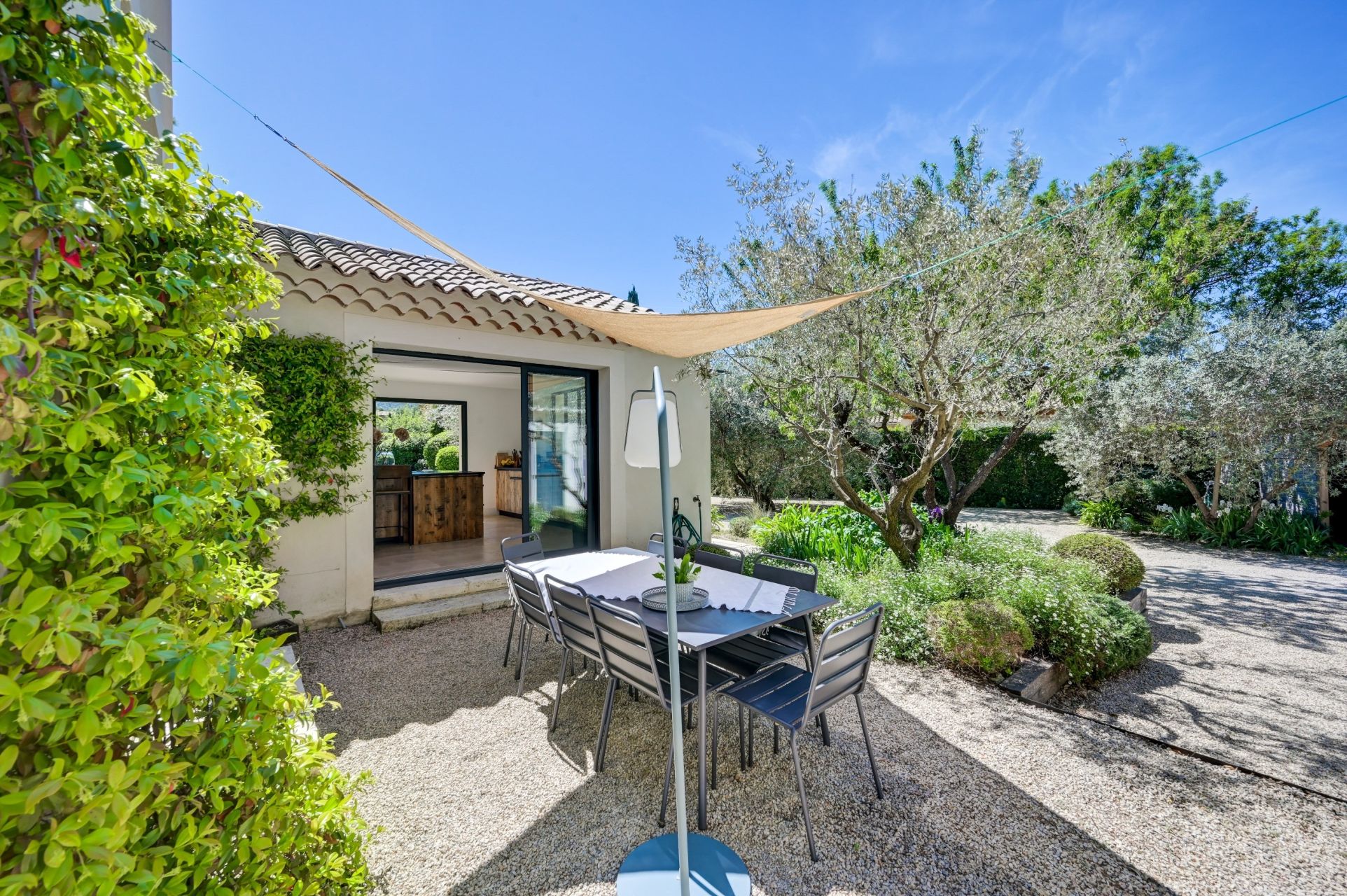 house 7 Rooms for sale on EYGALIERES (13810)