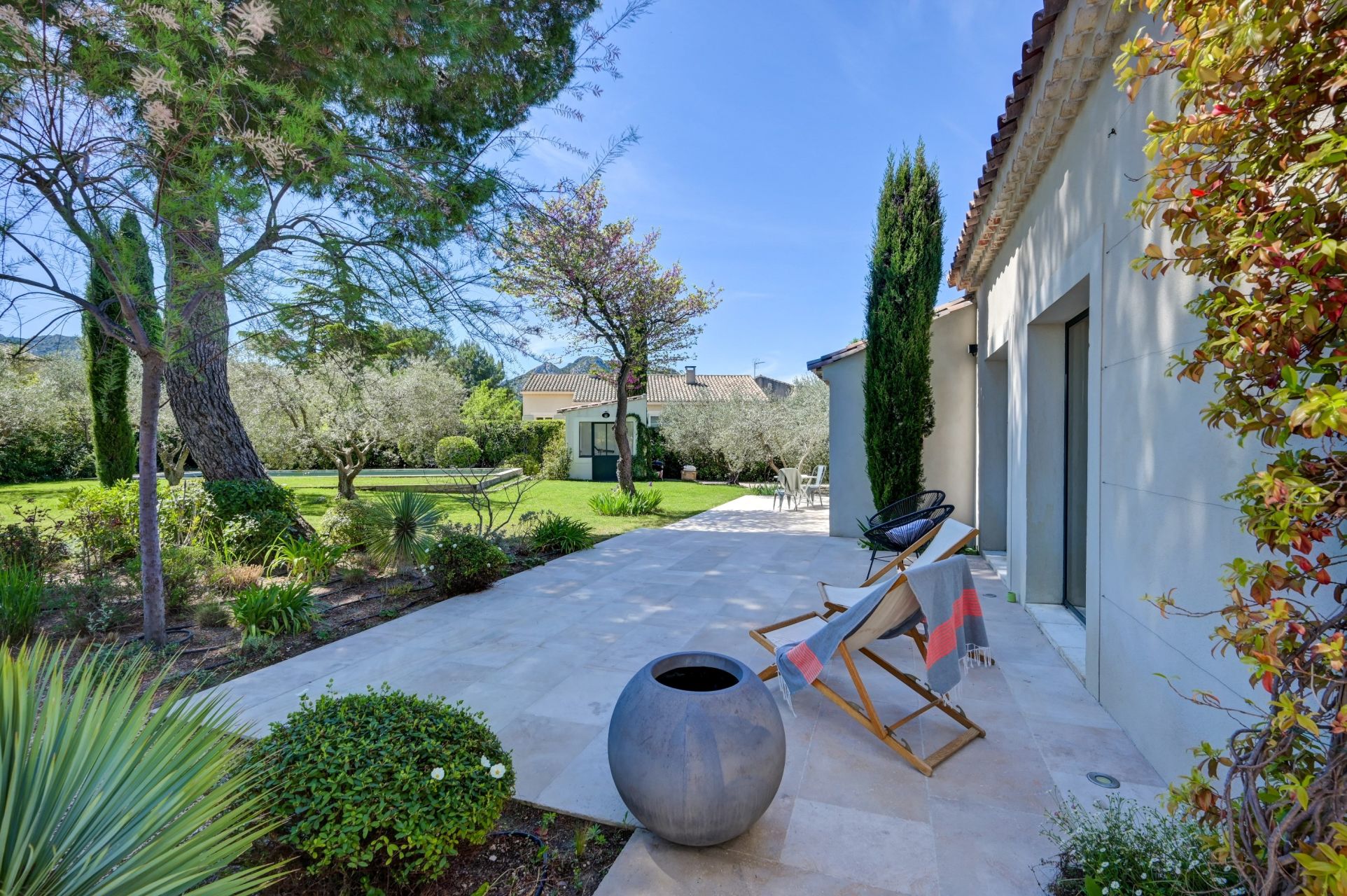 house 7 Rooms for sale on EYGALIERES (13810)