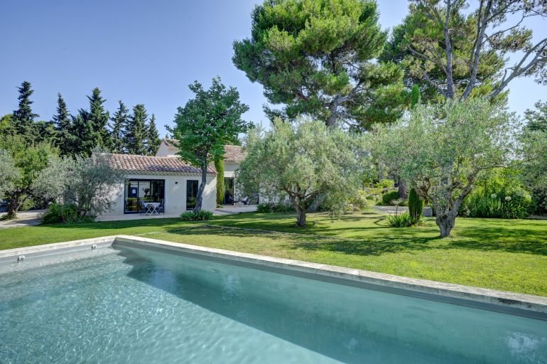 house 7 Rooms for sale on EYGALIERES (13810)