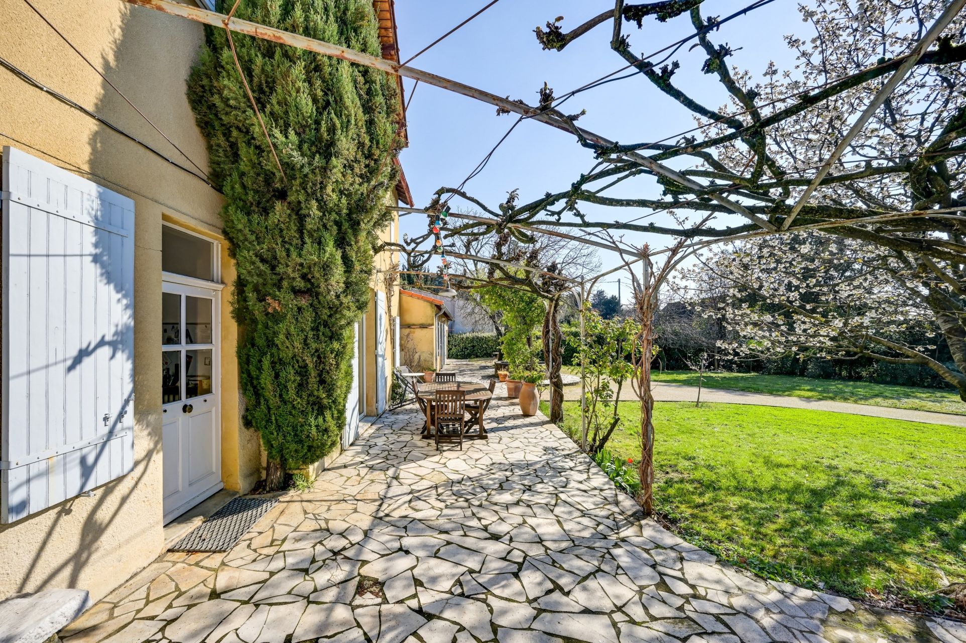 house 7 Rooms for sale on LES ANGLES (30133)