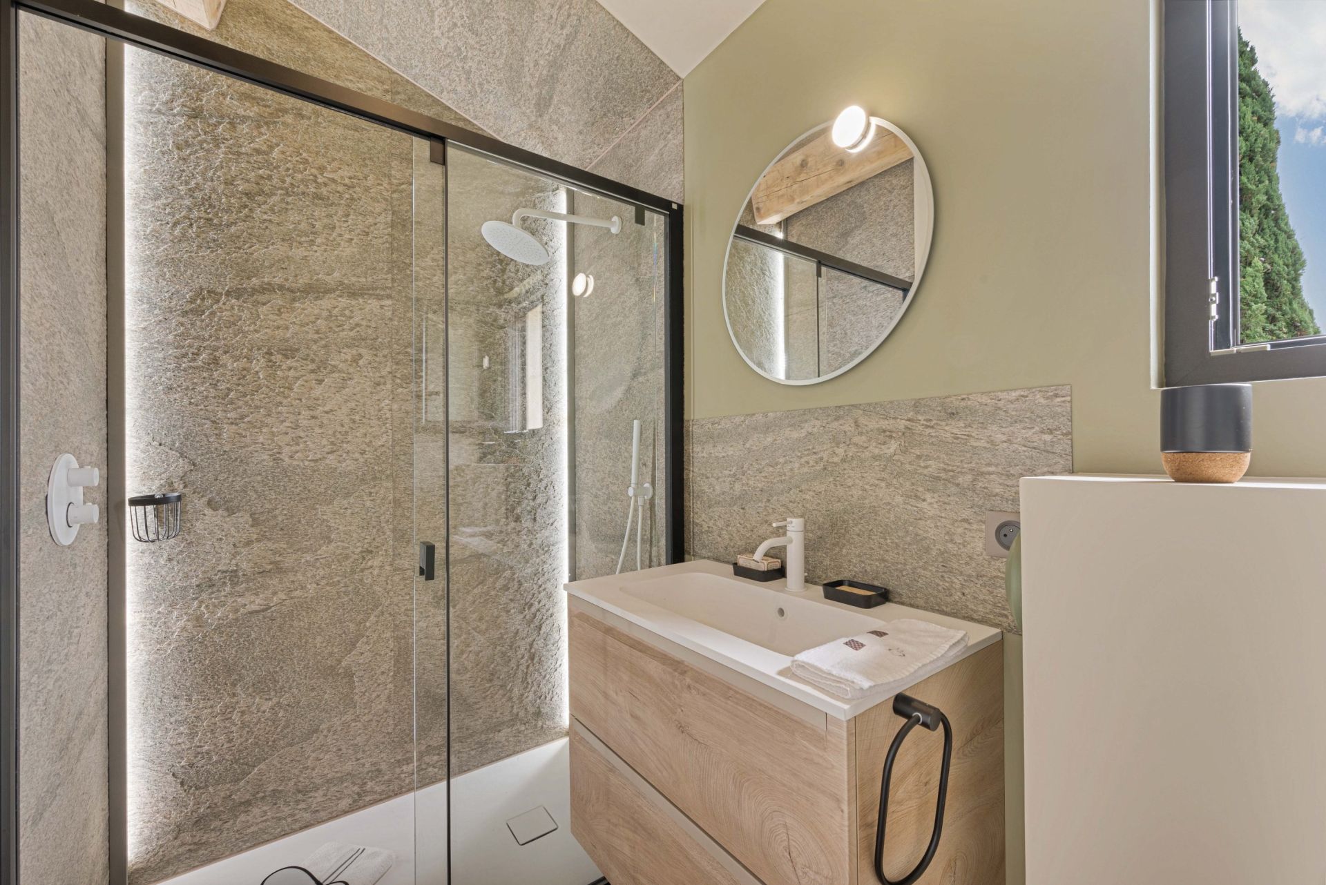 house 7 Rooms for sale on EYGALIERES (13810)