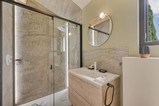 house 7 Rooms for sale on EYGALIERES (13810)