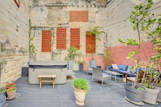 house 6 Rooms for sale on VALLABREGUES (30300)