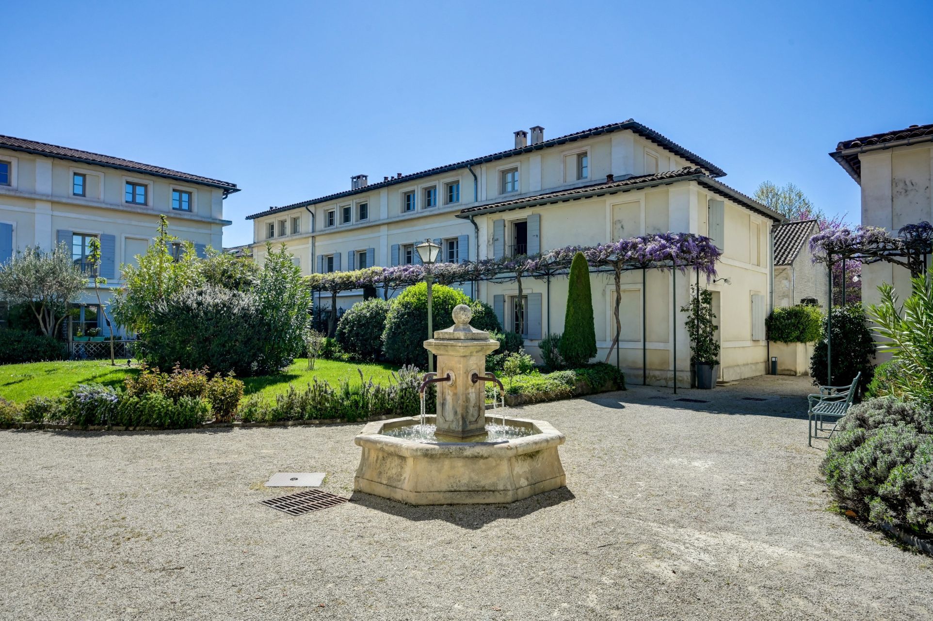 townhouse 4 Rooms for sale on ST REMY DE PROVENCE (13210)