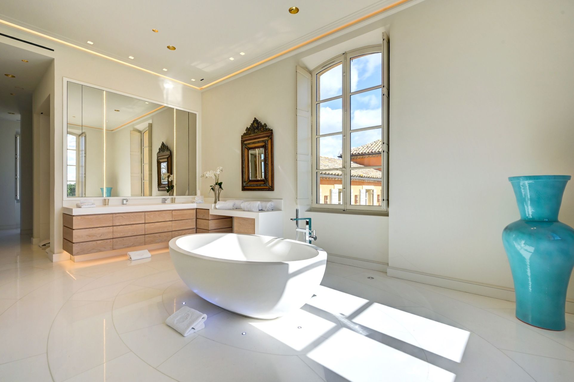 property 20 Rooms for seasonal rent on LAMBESC (13410)