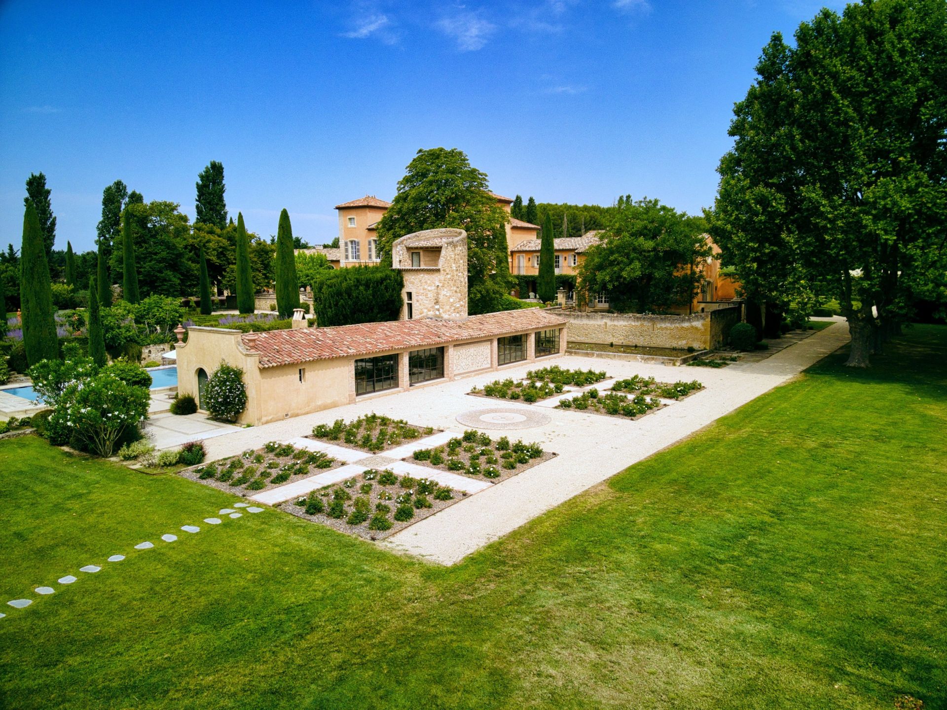 property 20 Rooms for seasonal rent on LAMBESC (13410)